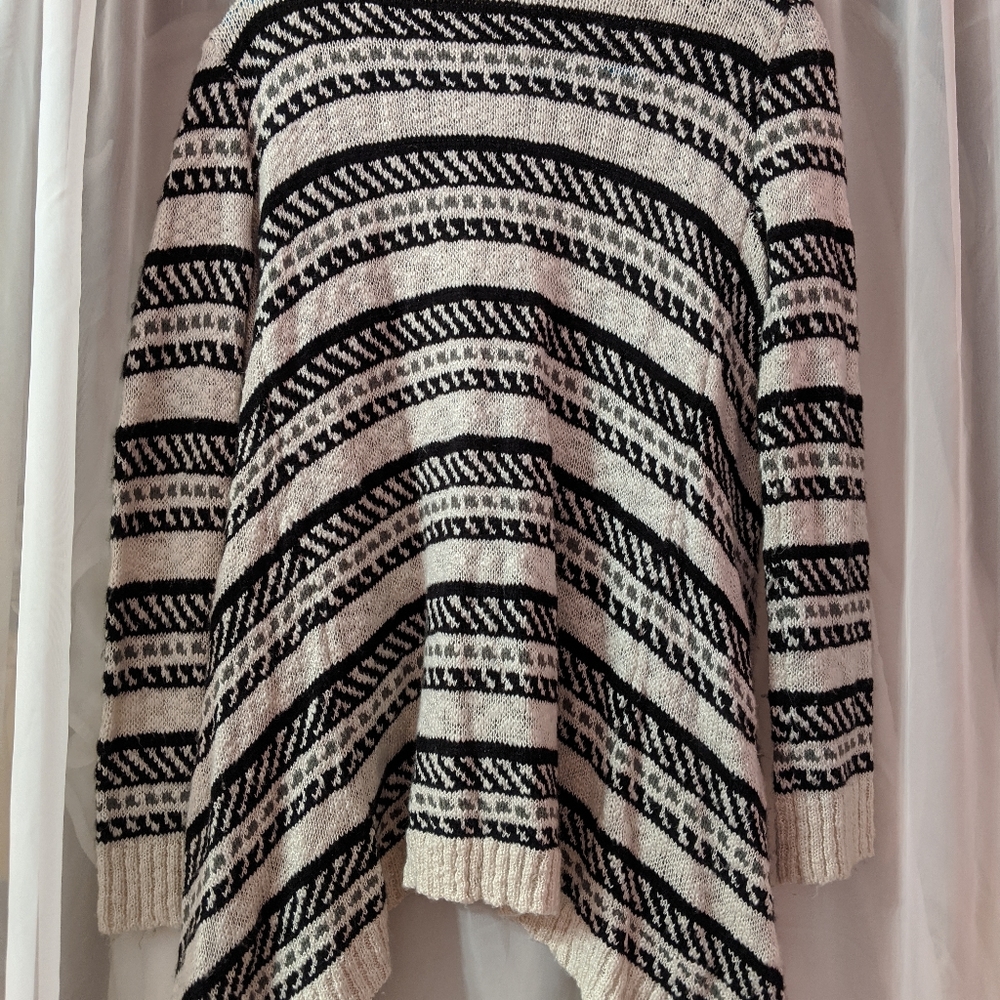 American Eagle - White and black striped sweater